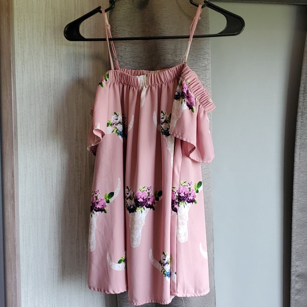 😻 3 / $20 Off the shoulder top.